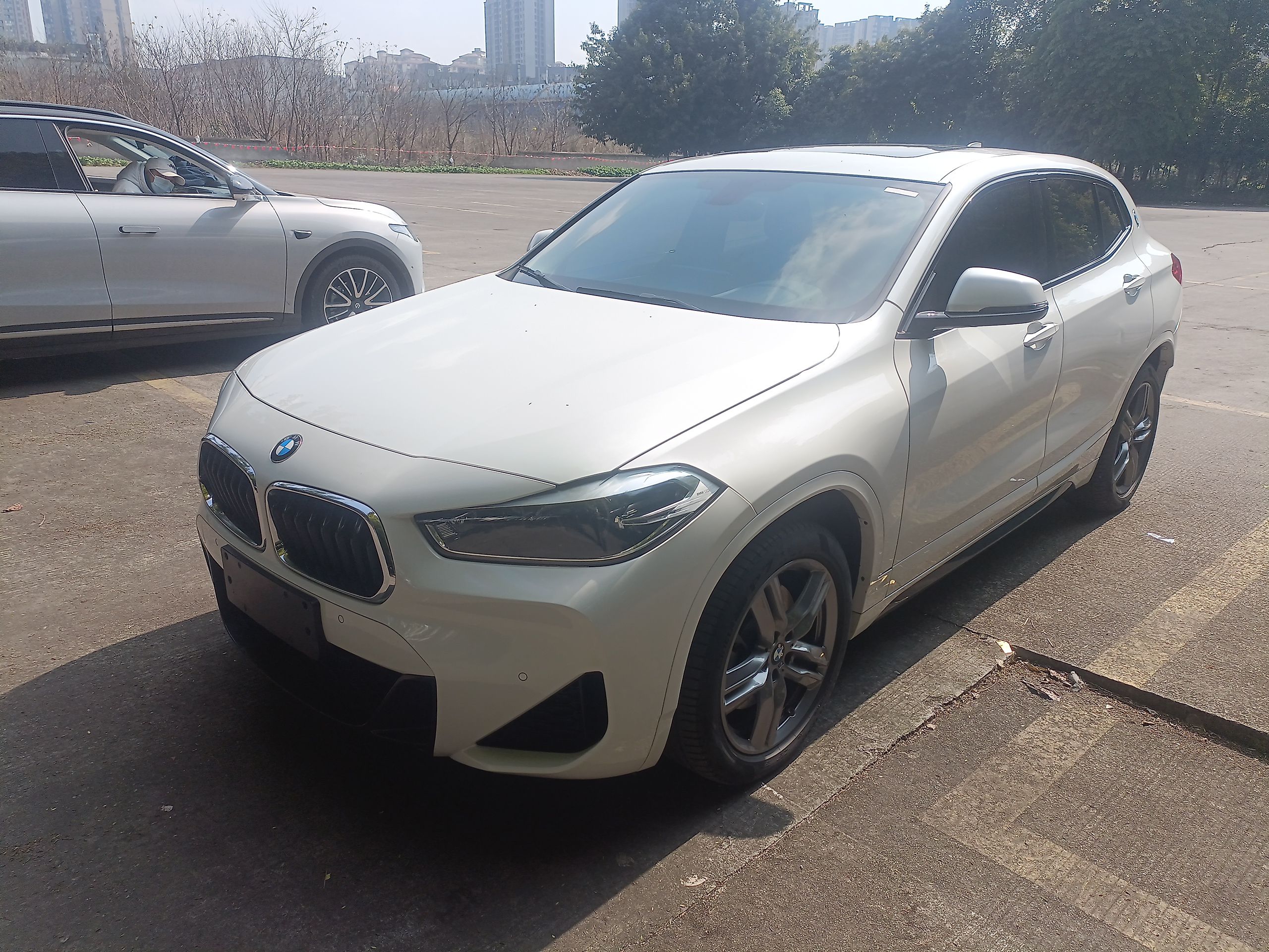 Под передней частью автомобиля