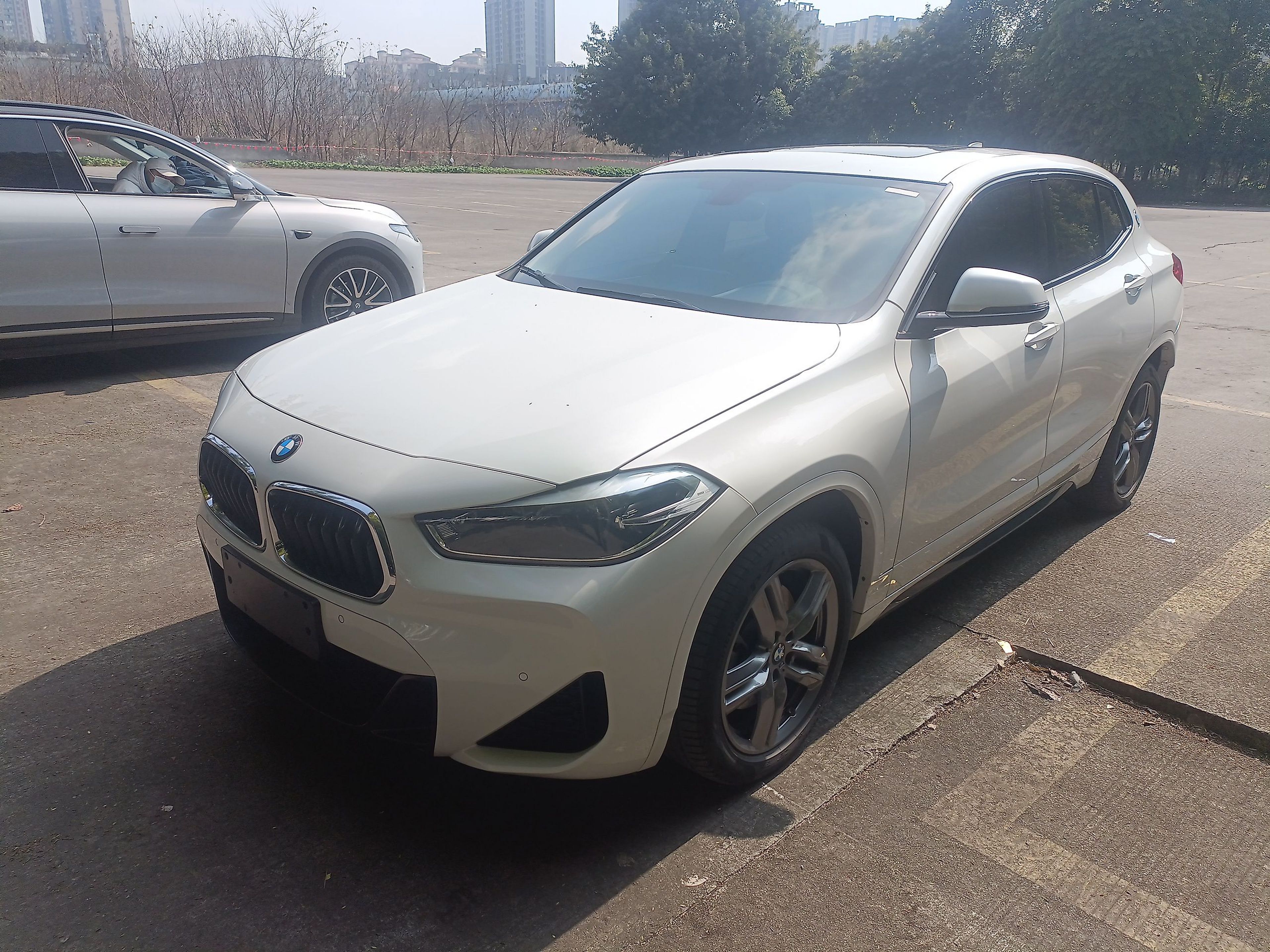 تحت مقدمة السيارة