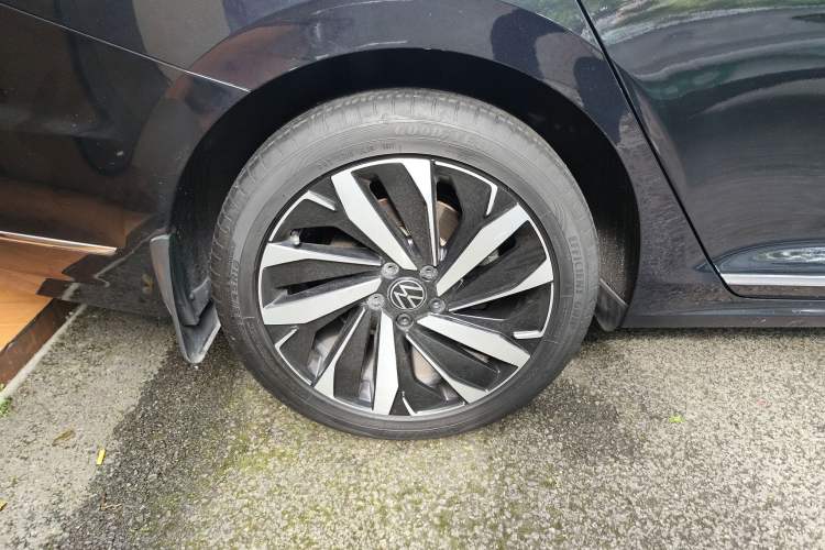 Used Volkswagen Passat 2022 330TSI Starry Luxury Edition Right Rear Wheel Hub