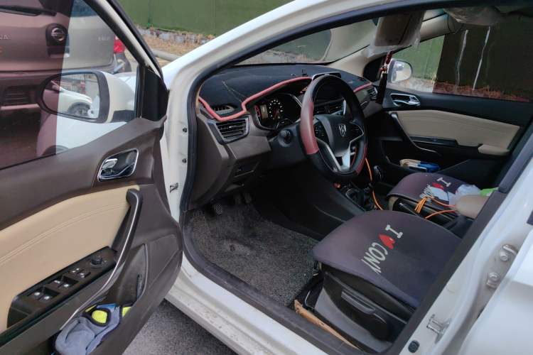 Used Baojun 310W 2017 1.5L Manual Fashion Model China V