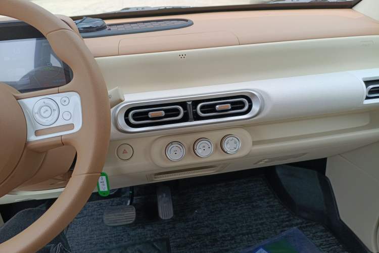 Used Wuling Hongguang MINIEV 2024 3rd Generation 215km Youth Edition Audio And AC Panel