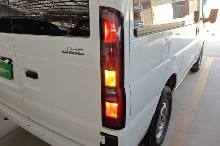 Used JMC Fushun 2023 2.0T Automatic Short-Wheelbase Mid-Top Commercial Multi-Purpose 6-Seater Passenger Vehicle