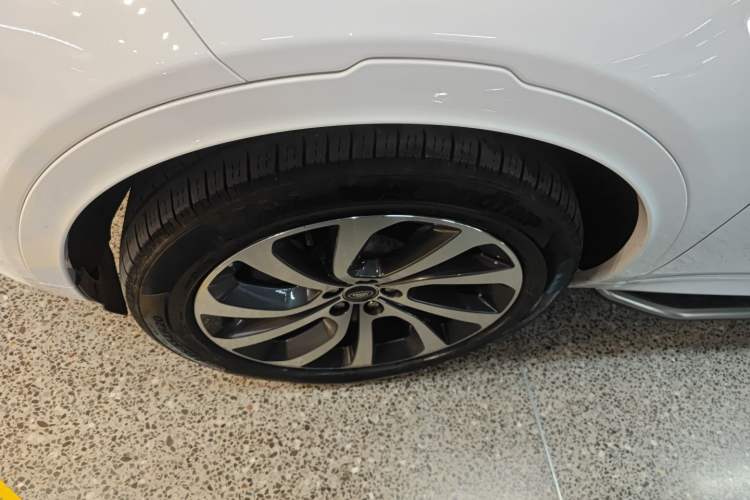 Used Land Rover Discovery Sport 2023 249 PS R-Dynamic S Performance Edition Left Front Wheel Hub