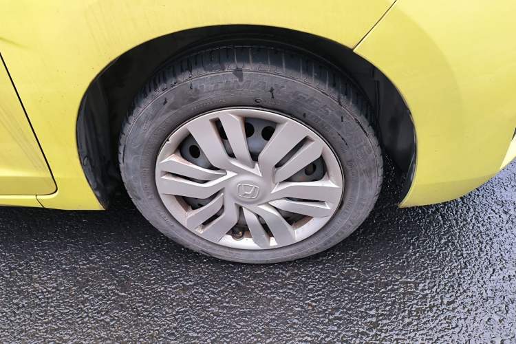 Used Honda Fit 2014 1.5L LX CVT Comfort Model Right Front Wheel Hub