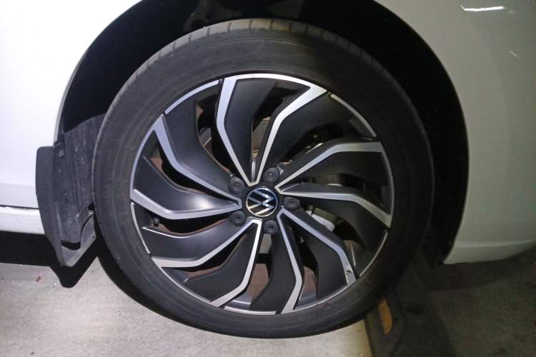 Used Volkswagen Golf 2021 280TSI DSG Pro Right Front Wheel Hub