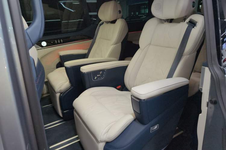 Used Zeekr 009 2024 7-Seater Walk-Through Version Four-Wheel Drive 108 kWh