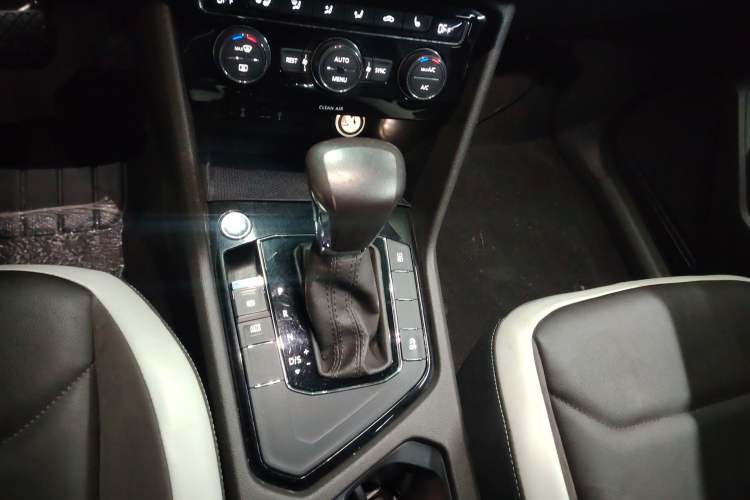 Used Volkswagen Tiguan L 2017 330TSI Automatic Two-Wheel Drive Luxury Edition Gear Lever