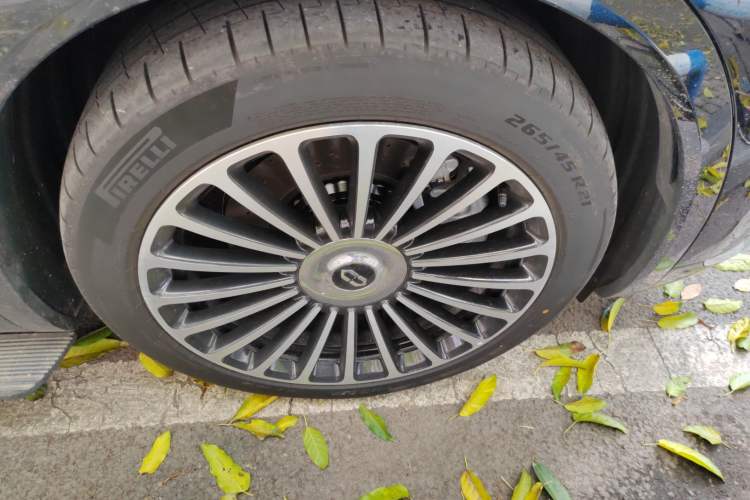 Used Hima AITO M8 2025 Extended-Range Max+ Version 53.4 kWh 6-Seater Edition Right Front Wheel Hub