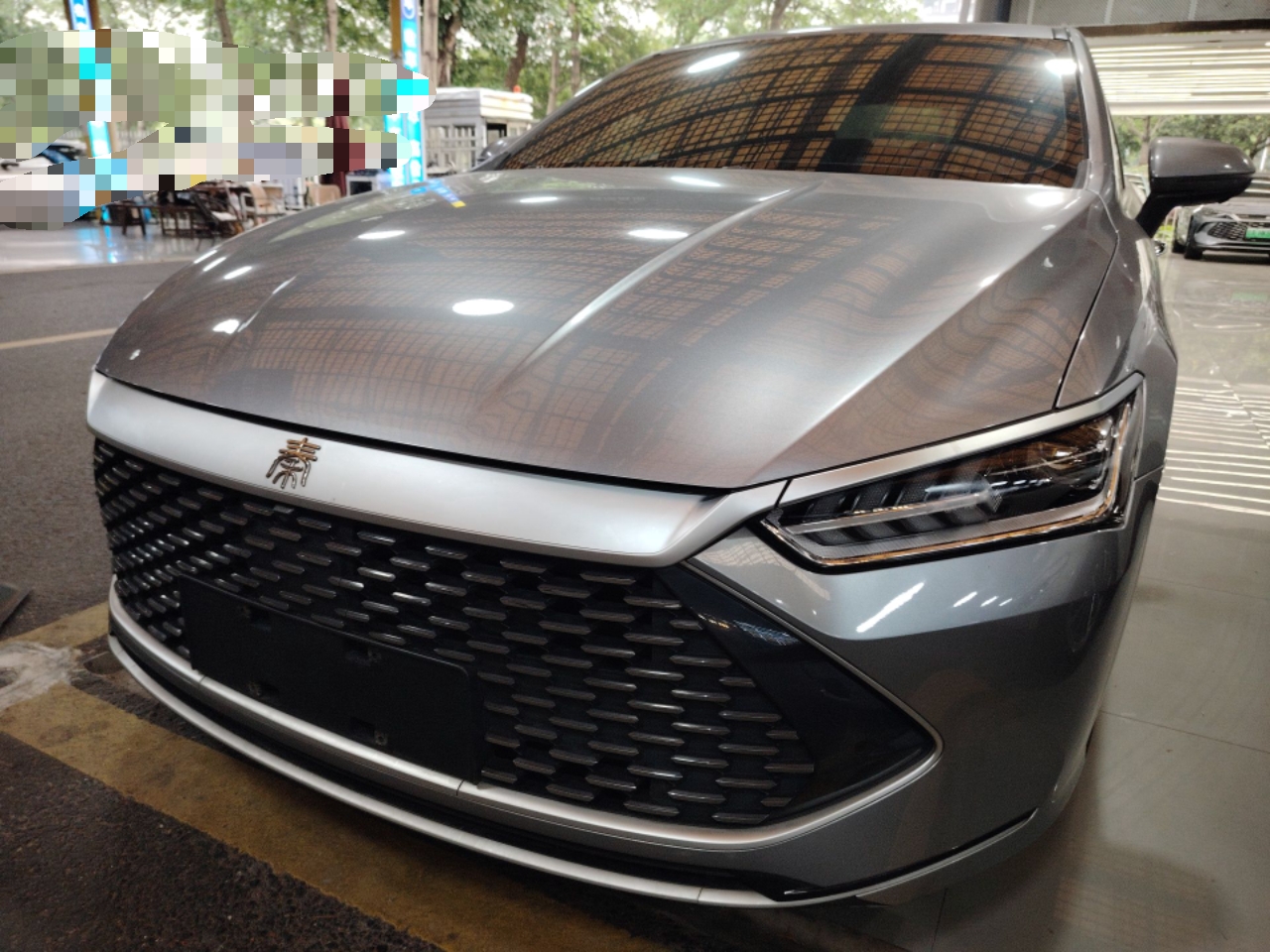 تحت مقدمة السيارة