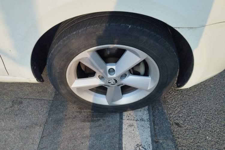 Used Skoda Octavia 2015 1.6L Manual Eado Edition Right Front Wheel Hub