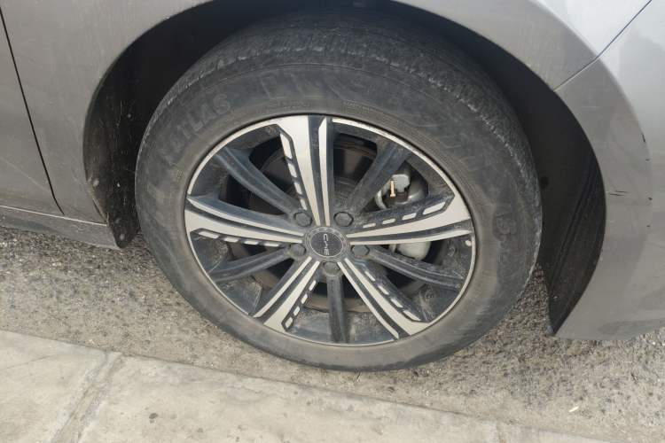 Used BYD Destroyer 05 2022 DM-i 120KM Prestige Model Right Front Wheel Hub