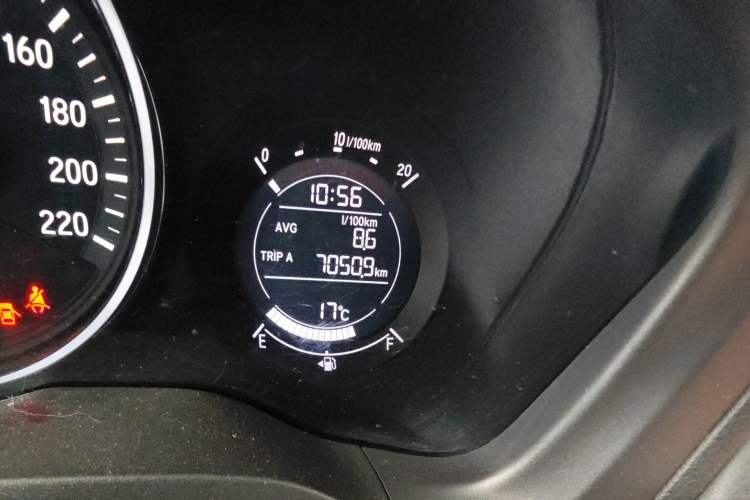 Used Honda Vezel 2016 1.8L CVT Front-Wheel Drive Pioneer Edition Odometer Close Up