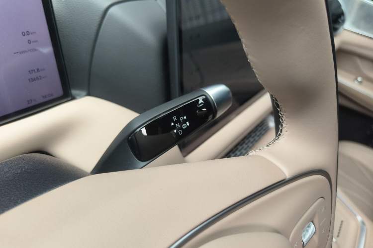 Used XPeng G9 2025 725 with Ultra-Long Range Max Gear Lever