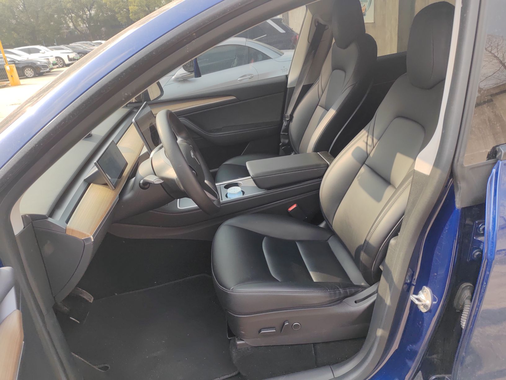 Переднее сиденье в автомобиле