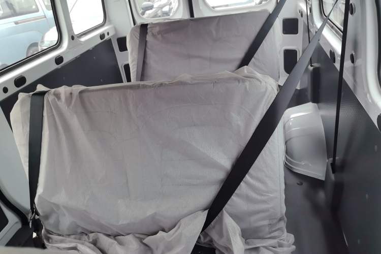 Used Wuling Yangguang 2024 300KM Comfort Version Passenger Van 75kW