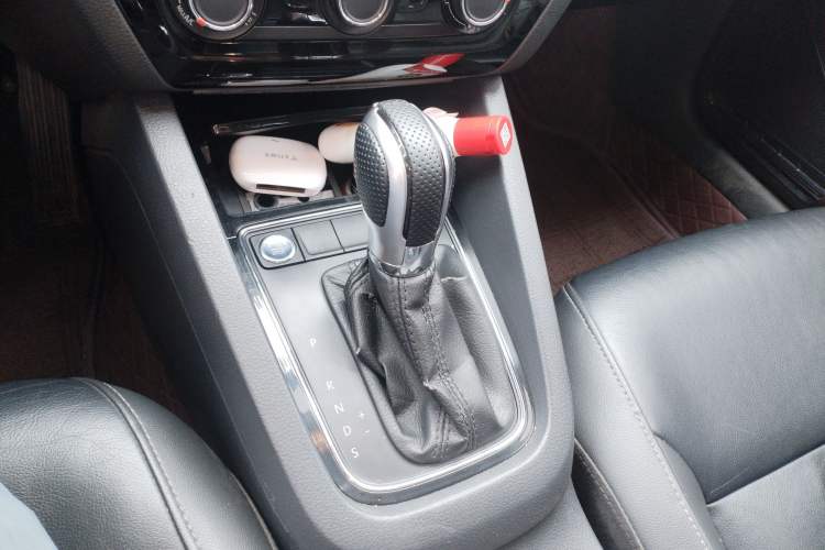 Used Volkswagen Sagitar 2015 230TSI Automatic Comfort Version Gear Lever
