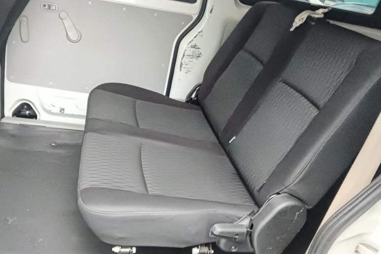 Used SRM Haoyun 2025 Launch Edition Farady 42.3 kWh 305 km 6 seats
