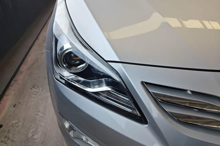 Used Hyundai Verna (older generation) 2014 1.4L Manual Top-Tier Model TOP Right Front Headlight