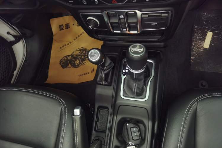 Used Jeep Wrangler 2019 2.0T Sahara Four-Door Electric Convertible China VI Emission Standard Gear Lever