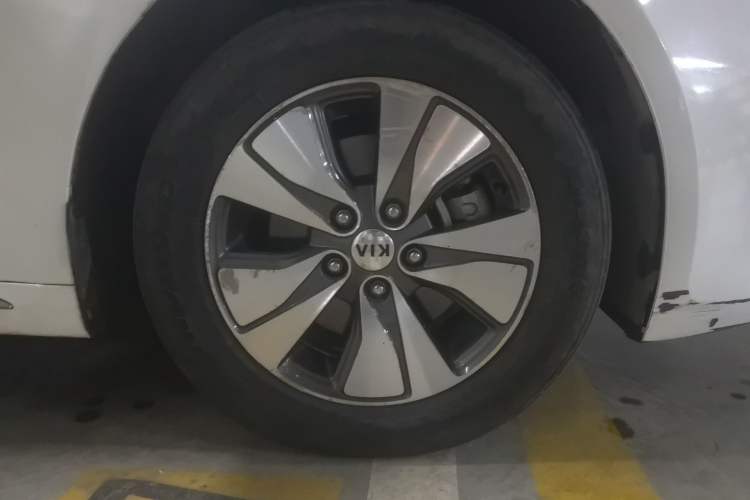 Used Kia K5 2016 2.0L Hybrid GLS Right Front Wheel Hub