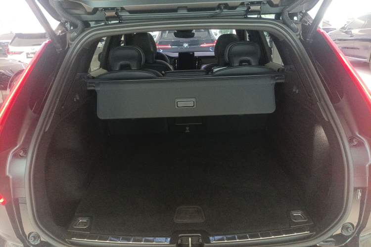 Used Volvo XC60 2026 B5 4x4 Smart Range Extreme Night Black Edition Trunk