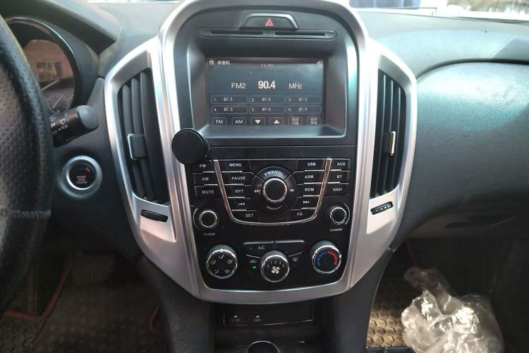 Used JMC Yusheng S350 2013 2.4T Automatic 4x4 Diesel Ultra-Luxury 5-Seater Audio And AC Panel