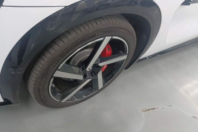 Used Xiaomi Auto YU7 2025 Ultra-Long Range High-Performance All-Wheel-Drive Max Edition Exterior 4