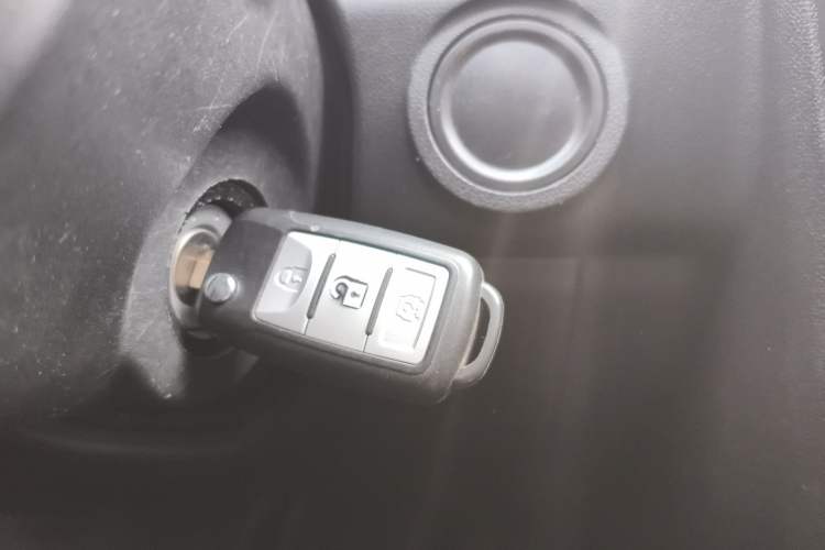 Used Dongfeng Fengon 380 2022 1.5L Comfort-Class Passenger Vehicle (Spiral Spring) – 7 Seats Vehicle Key