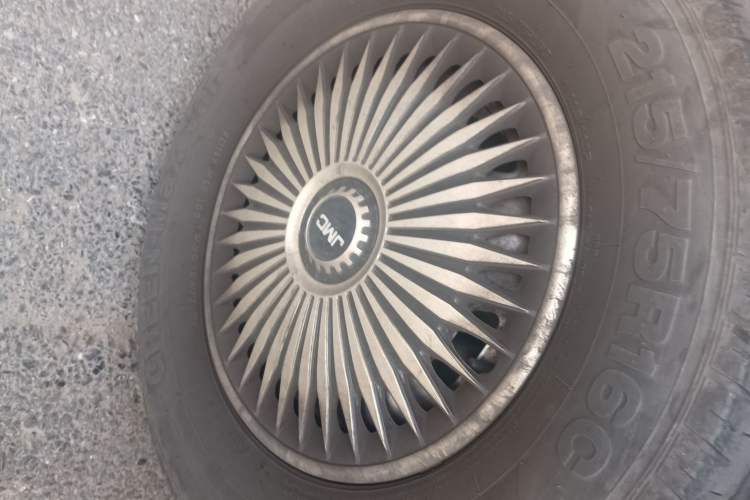 Used JMC Fushun 2023 2.0T Manual Short-Wheelbase Low-Roof Commercial Multi-Purpose Passenger Vehicle 6 Seats with Dual-Opening Tailgate
