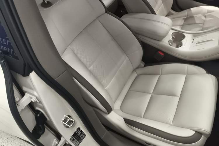 Used IM L6 2025 Max Right Front Seat