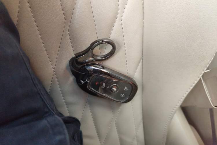 Used Buick GL8 2023 Facelifted Land Cruiser Executive Luxury Version
