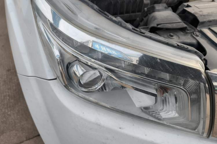 Used Nissan Navara 2017 2.5L Automatic 4x4 Luxury Edition QR25 Right Front Headlight