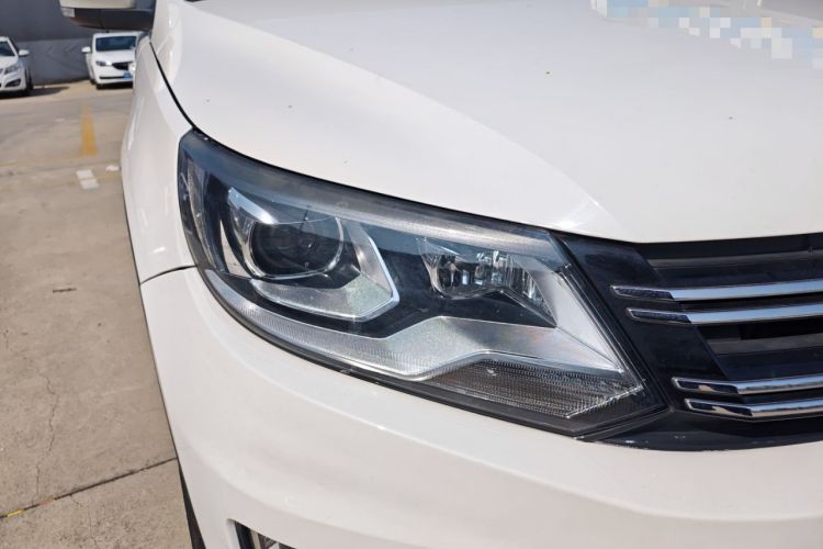 Used Volkswagen Tiguan 2013 1.8 TSI Automatic All-Wheel Drive Luxury Model Right Front Headlight