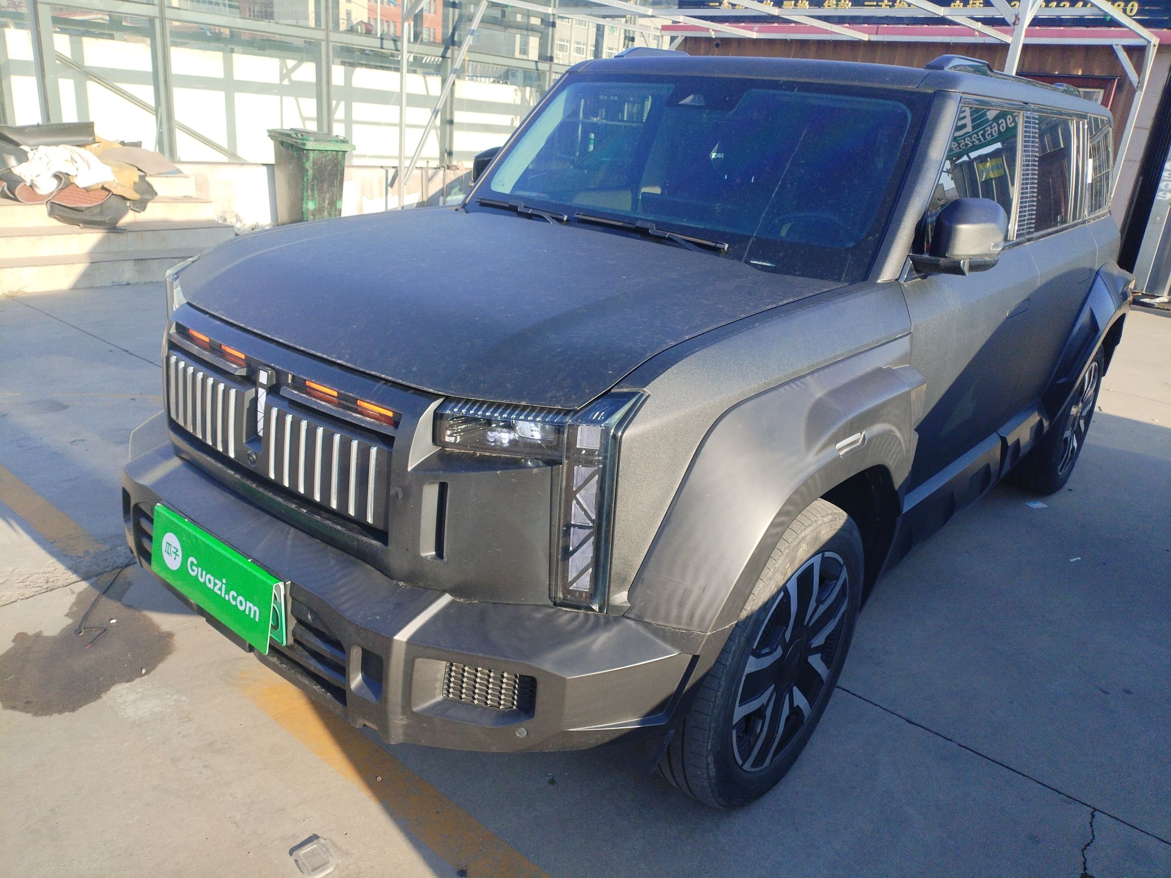 تحت مقدمة السيارة