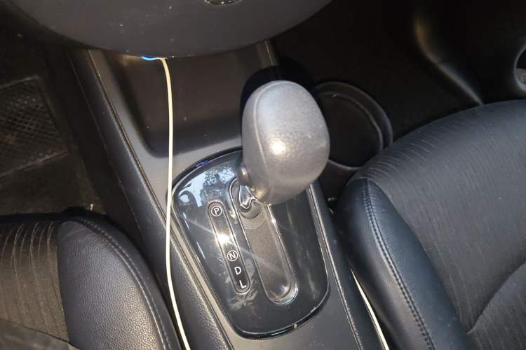 Used Nissan Tiida 2011 1.6L CVT Smart Version Gear Lever