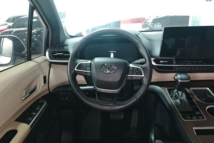 Used Toyota Granvia 2022 2.5L Hybrid Premium Edition