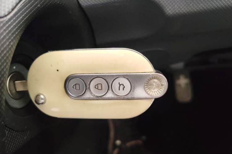 Used Wuling Hongguang MINIEV 2021 Macaron Sandwich Model 120 km Lithium NMC
