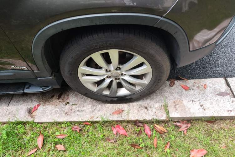 Used Kia Sorento 2012 2.4L Gasoline Supreme Edition Right Front Wheel Hub