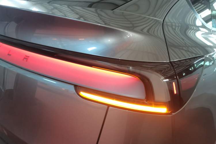 Used Tesla Model Y 2025 Rear-Wheel Drive First Edition Right Rear Taillight