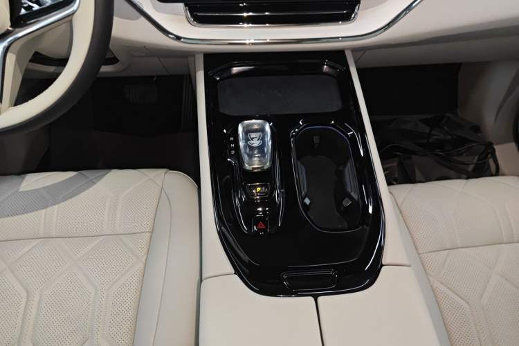 Used Volvo EM90 2025 Ultra Six-Seater
