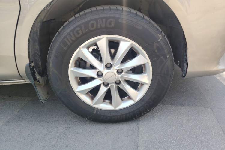 Used FORTHING Lingzhi M5 2022 Passenger Version Luxury Model 7 Seats Right Front Wheel Hub