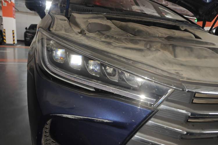 Used BYD Song MAX 2017 1.5T Automatic Smart Connect Prestige 7-Seater Right Front Headlight