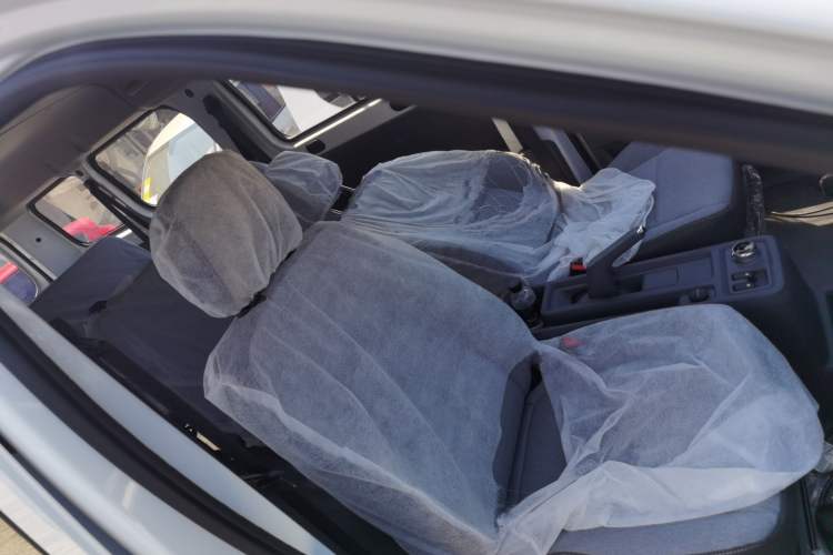 Used Wuling Yangguang 2024 300KM Comfort Version Passenger Van 75kW