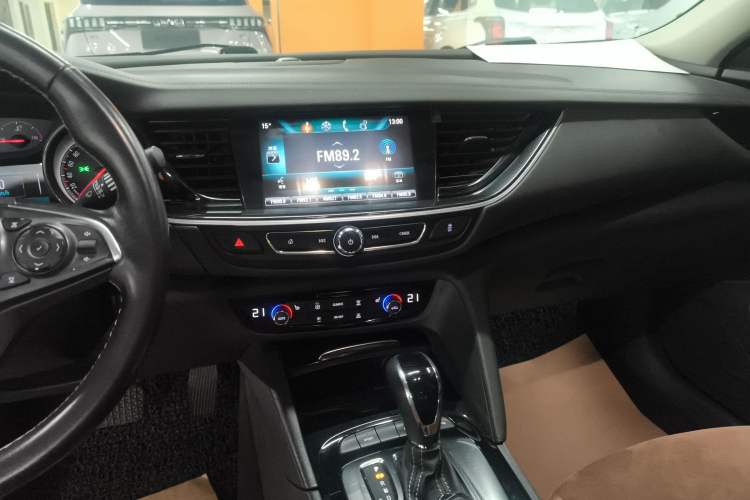 Used Buick Regal 2017 20T Luxury Model Audio And AC Panel