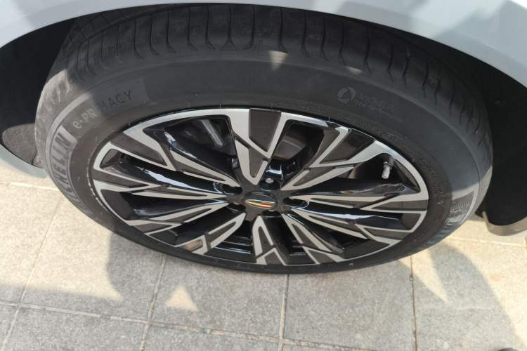 Used Hongqi HS5 2023 2.0T Four-Wheel Drive Flagship Pro Edition Right Rear Wheel Hub