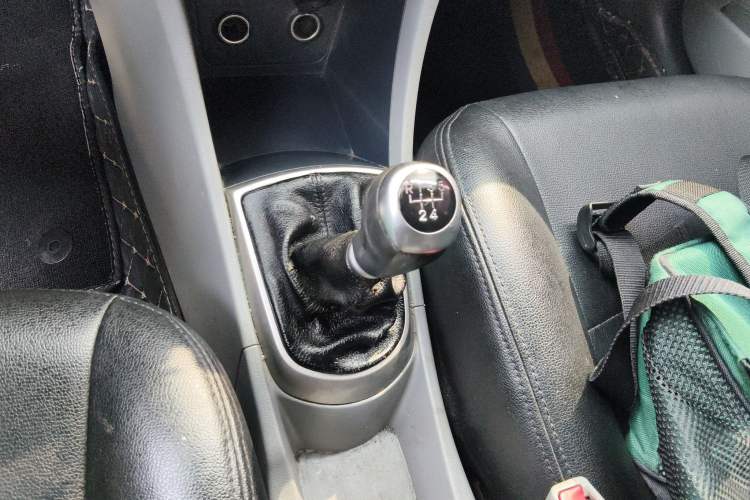 Used Hyundai Verna (older generation) 2014 1.4L Manual Smart GLS Trim Gear Lever