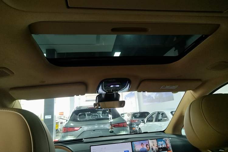 Used VOYAH Dream 2025 PHEV Four-Wheel-Drive Flagship Kunpeng Edition Headliner