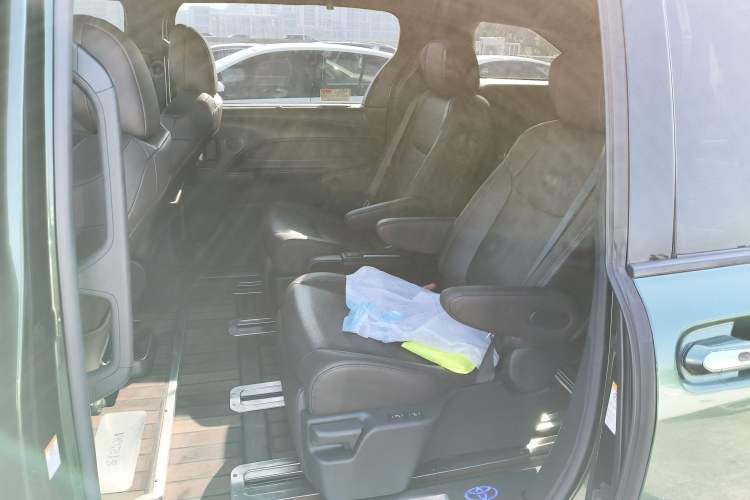 Used Toyota Sienna 2021 2.5L Hybrid Platinum Edition