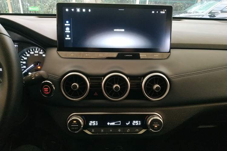 Used Nissan X-Trail 2025 Honor 2.0L Two-Wheel Drive Leading Edition Audio And AC Panel