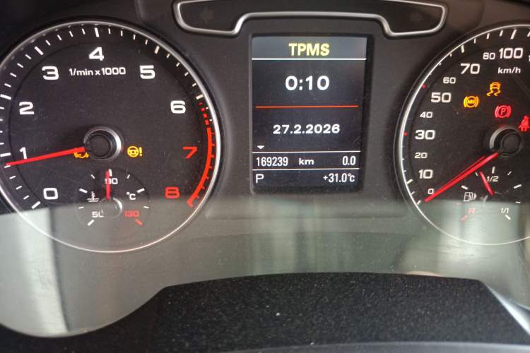 Used Audi Q3 2012 35 TFSI quattro Comfort Model Odometer Close Up